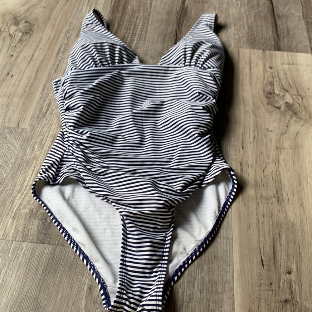 Woman’s Niptuck one piece swimsuit 🩱